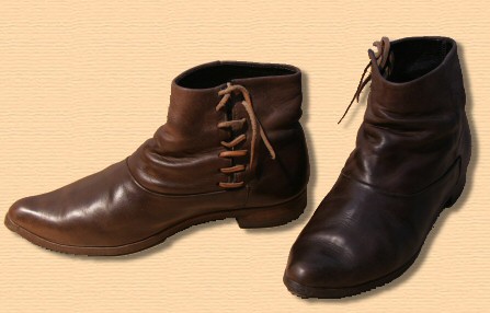 Współczesna rekonstrukcja butów hajduka na niskim obcasie