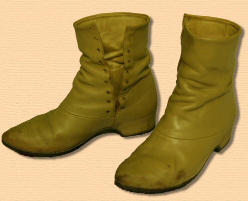 Współczesna rekonstrukcja butów hajduka na wysokim obcasie