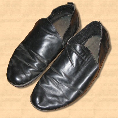 Współczesna rekonstrukcja butów hajduka na płaskiej podeszwie